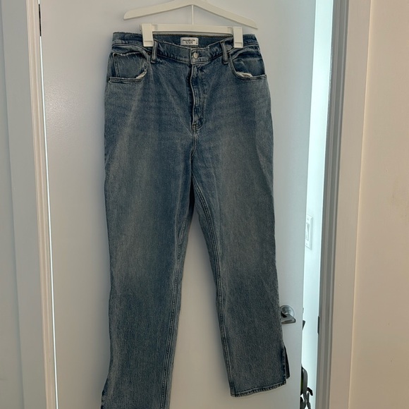 Abercrombie & Fitch Ultra High Rise The 90’s Straight Jean - Picture 2 of 6